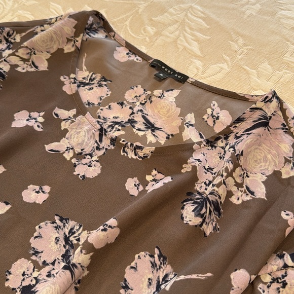 New condition floral tie blouse - Picture 2 of 8